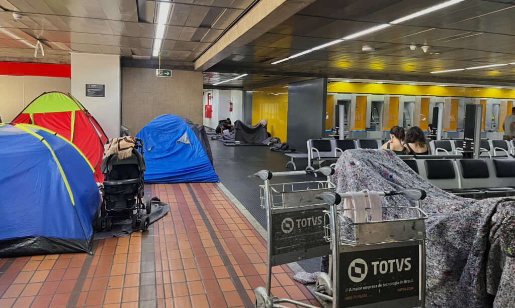 O mezanino do Check-In B já abrigou centenas de afegãos. (Crédito: Giovanna Carvalho)