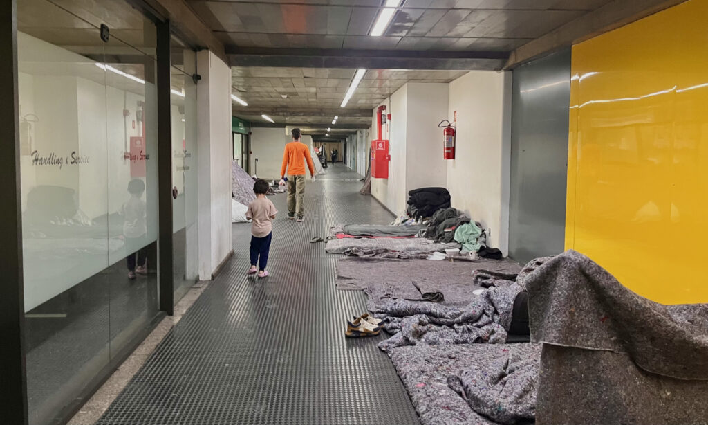 Afegãos de todas as faixas etárias e condições vivem no aeroporto. (Crédito: Giovanna Carvalho)