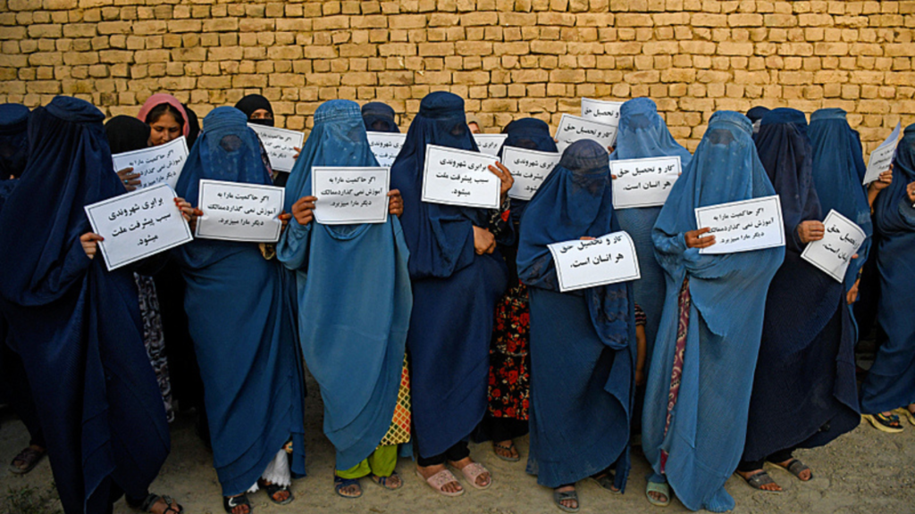 Próximo ao aniversário de dois anos da volta do Talibã ao poder, mulheres afegãs se arriscaram em protesto ilegal pelo direito à educação. (Crédito: Atef Aryan/AFP)