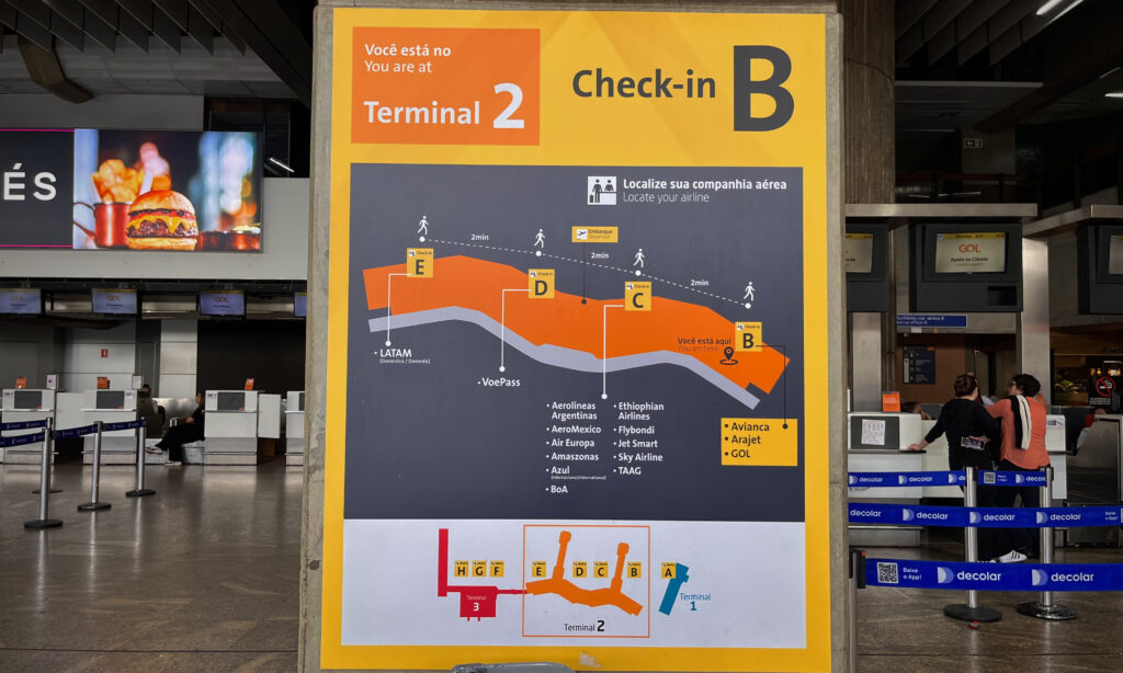 Os afegãos desembarcam no Terminal 3 e precisam ir até o Check-In B do Terminal 2, onde ficam acampados à espera de abrigo. (Crédito: Giovanna Carvalho)